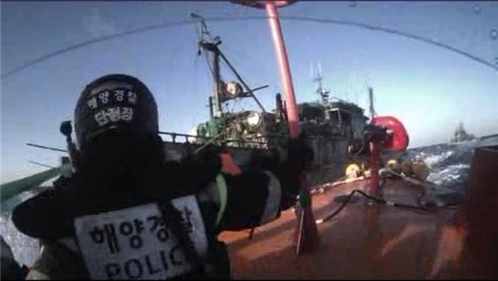 태안해양경찰서 대원들이 불법 중국어선을 나포하고 있다.
