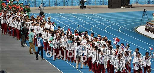 [포토]태극기 흔드는 한국선수단