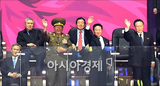 [포토]북한 선수단에 손 흔드는 北 실세들
