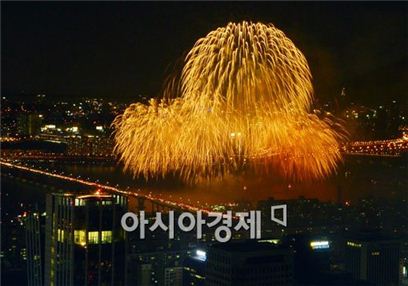 ▲불꽃축제 때 초미세먼지가 급증하는 것으로 나타났다. 2014 서울세계불꽃축제[사진=아시아경제DB]