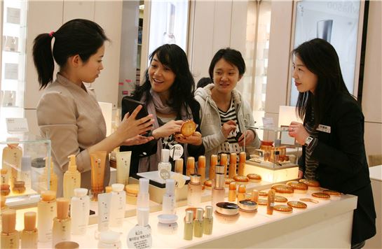 신세계 본점에서 화장품을 구매하는 중국인 관광객