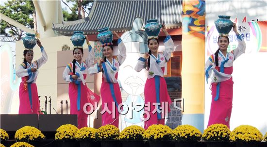 곡성심청축제가 열리고 있는 섬진강기차마을 주무대에서 4일 군민· 관광객 등 1000여명이 참석한 가운데 평양예술단 공연이 화려하게 펼쳐져 관광객들의 박수갈채를 받았다.