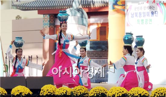 곡성심청축제가 열리고 있는 섬진강기차마을 주무대에서 4일 군민· 관광객 등 1000여명이 참석한 가운데 평양예술단 공연이 화려하게 펼쳐져 관광객들의 박수갈채를 받았다.