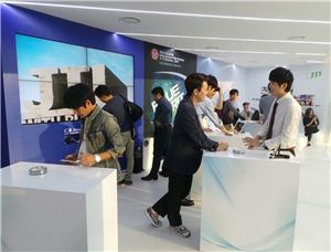 'JTI 스모킹 라운지(JTI Smoking Lounge)'에서 흡연자들이 흡연을 하고 있다. 이 곳은 JTI코리아가 건전한 흡연문화 조성을 위해 부산국제영화제 기간 동안 운영하고 있는 스모킹 라운지다. 