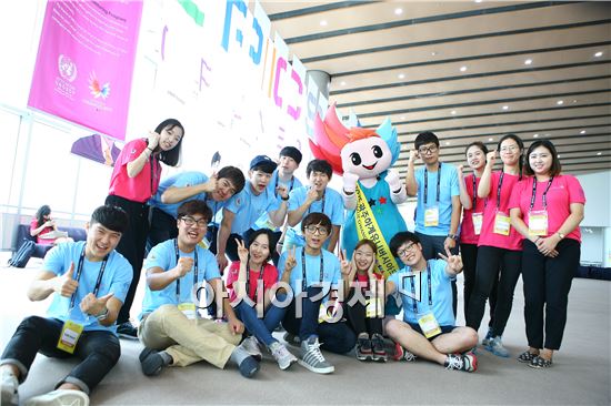 지난 8월, 대학생 자원봉사자들이 광주U대회와 UN이 공동개최한 에픽스포럼에서 행사 운영현장에 중요한 역할을 하며 성공적인 행사운영에 기여했다.
