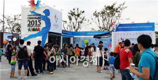 광주U대회 조직위는 10.19~10.4까지 인천아시안게임 주경기장에 홍보관을 열어 참가선수 및 관람객을 대상으로 홍보활동을 펼쳤다.