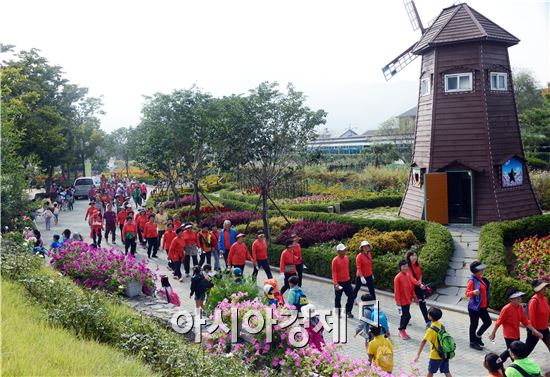 곡성심청축제 주민건강걷기대회 행사에 참석한 주민들이 걷고있다.