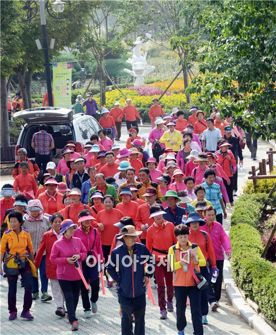 곡성심청축제 주민건강걷기대회 행사에 참석한 주민들이 걷고있다.