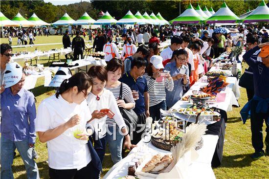 지난 2일부터 광주시 광산구 송산유원지에서 열린 광산구민대축제에 약 10만 명의 방문객이 참가해 가족 단위의 체험을 즐겼다. 
