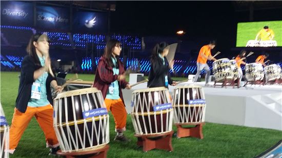 삼성생명이 후원하는 사람, 사랑 세로토닌 드럼클럽' 학생들이 4일 열린 인천 아시아경기대회의 폐회식에서 모둠북 공연을 펼치고 있다.