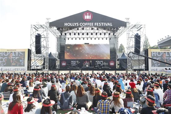 할리스커피가 고객 1만명 참석한 가운데 ‘커피 페스티벌’을 성황리에 마쳤다.

 

