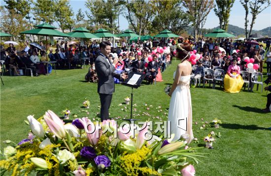 순천만 정원에서 처음 열린 야외결혼식에서 신랑신부가 이야기를 나누고 있다.