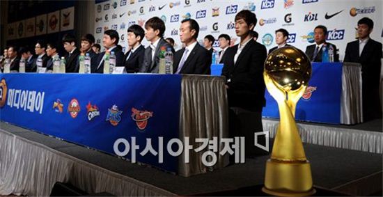 [포토]프로농구 챔피언 트로피는 어디로?