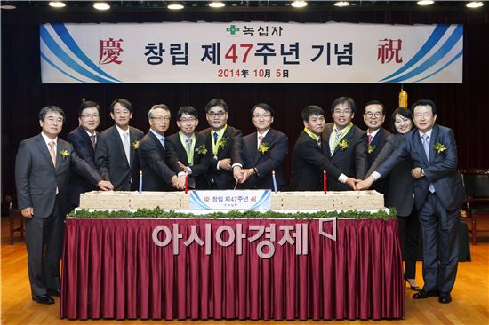 녹십자는 창립 47주년을 맞아 전 임직원과 가족사 대표가 참여한 가운데 경기 용인에 위치한 본사 목암빌딩 강당에서 6일 창립기념식을 가졌다. 허일섭 녹십자 회장(오른쪽 여섯 번째)을 비롯한 녹십자 임직원들이 창립 47주년 기념떡을 자르고 있다.
