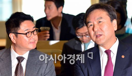 [포토]대화 나누는 신제윤-이석우