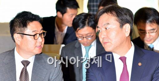[포토]대화 중인 신제윤 금융위원장과 이석우 다음카카오 공동대표