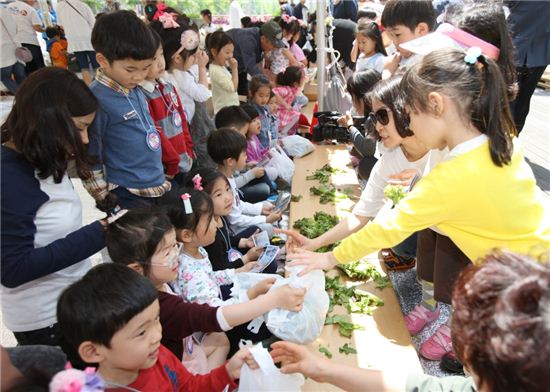 성북구청 앞 마당에 어린이 텃밭 네트워크 장터 선다 