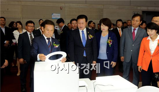 윤장현 광주시장이 6일 오전 김대중컨벤션센터에서 열린 국제광산업전시회 개막식에 참석해  전시장을 둘러보고있다.