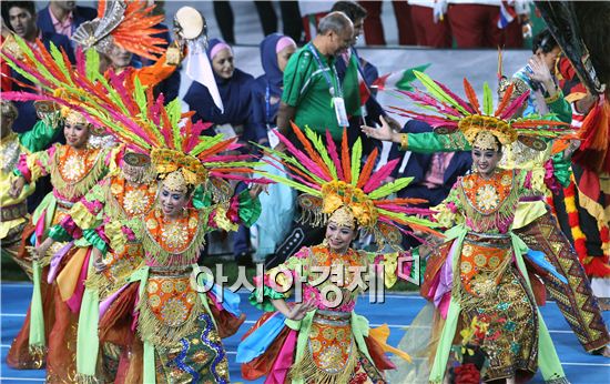 인천아시안게임 폐회식에서 차기 대회 개최지인 인도네시아의 무용수들이 전통 춤을 선보이고 있다.[사진=윤동주 기자] 
