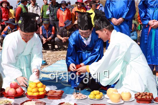 김성 장흥군수(가운데)가 억새제를 지내고 있다. 사진제공=장흥군