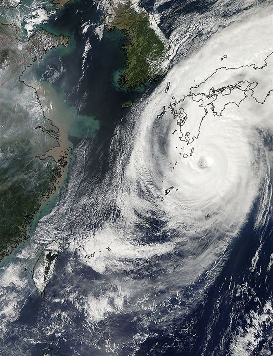 ▲일본 전역에 영향을 미치고 있는 태풍 '판폰'.[사진제공=NASA]