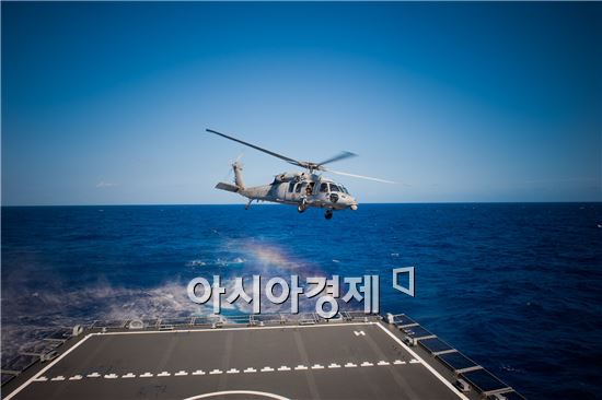 림팩훈련기 기간 중 로널드 레이건 소속 헬기(MH-60)가 서애류성룡함에 이착함 훈련을 하고 있다. 