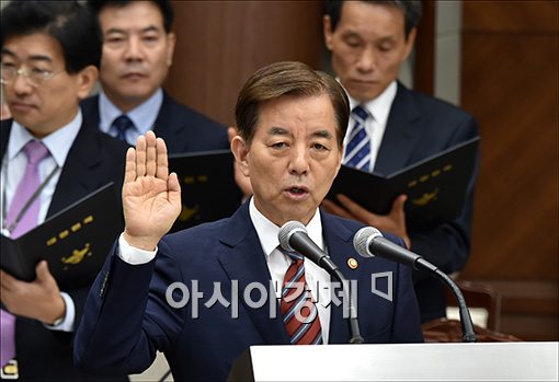 [포토]증인 선서하는 한민구 국방장관