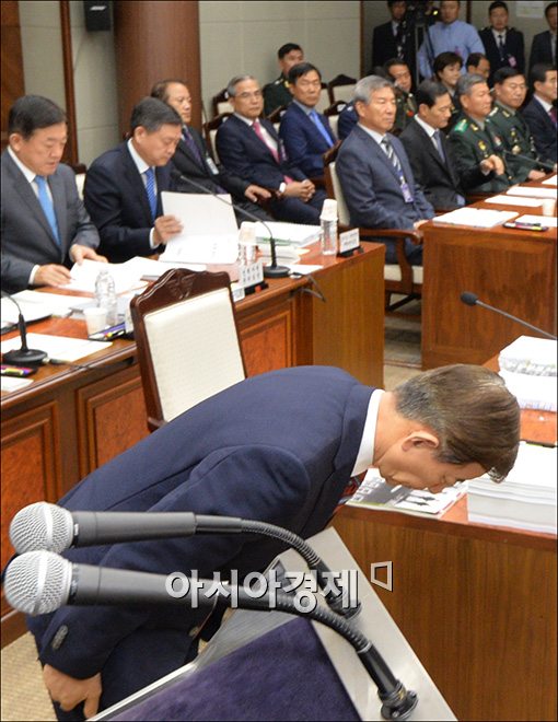 [포토]고개숙인 한민구 국방장관