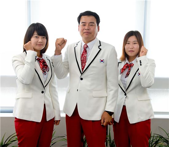사진 왼쪽부터 주옥 선수, 장한섭 감독, 김애경 선수(자료제공:농협은행)
