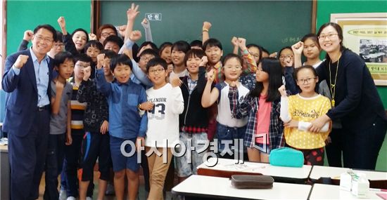 장흥군은 6일 장흥초등학교 5학년 6개반 150여명을 대상으로 ‘선플 운동 및 스마트폰 중독 예방 교육’을 실시했다.
