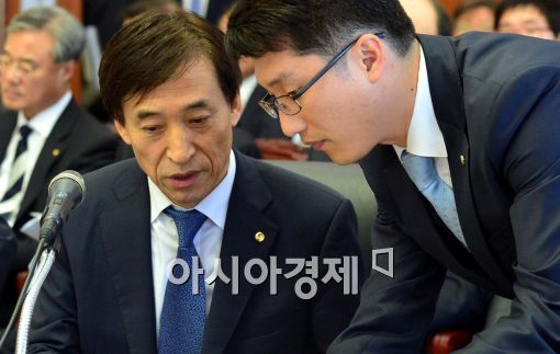 [포토]관계자와 대화 나누는 이주열 총재