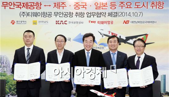 전남도·광주시·한국공항공사·중국 대련남북항공여행사는 7일 오후 무안공항 회의실에서 무안공항 활성화를 위해 무안공항 취항 및 중국관광객 유치를 위한 업무협약을 체결했다. 왼쪽부터 장쥔뽀(張俊波) 중국 대련남북항공여행사 총경리, 우범기 광주시 경제부시장, 이낙연 전남지사, 장성호 한국공항공사 부사장, 함철호 (주)티웨이항공 대표.