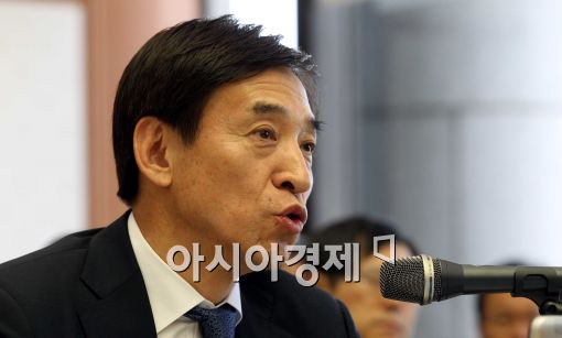 이주열 한국은행 총재가 10월 7일 국회 기획재정위 국정감사에 출석, 답변을 하고 있다.