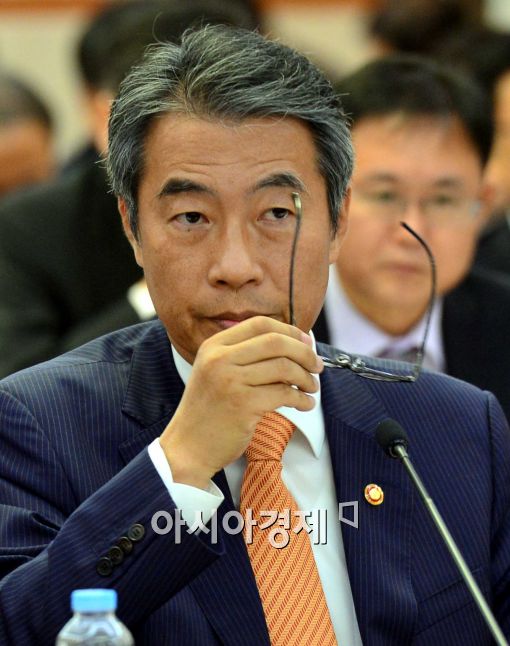 [포토]안경 고쳐쓰는 정종섭 안행부 장관