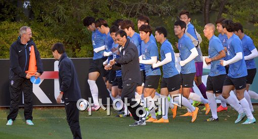 [포토]꼬깔 깔던 슈틸리케,'애들이 몰려온다!'