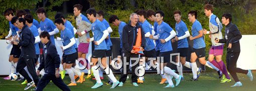 [포토]선수들에게 갇힌 슈틸리케 감독