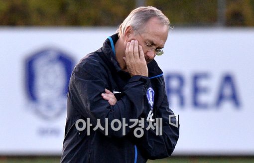 [포토]슈틸리케 감독,'한국 축구 어떡하지?'