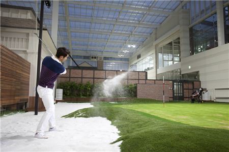 '하이골프'는 실내에 천연잔디를 깔아 18홀 라운드가 가능하도록 한 신개념 골프연습장이다. 