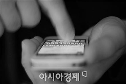 "스마트폰 없이 못 사는 한국인(?)"…韓 직장인 스마트폰 보유율 세계 1위