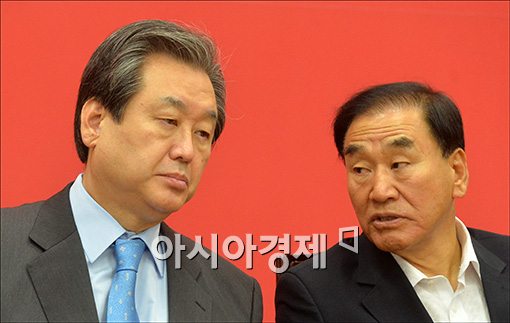 김무성 새누리당 대표(왼쪽)과 이재오 의원