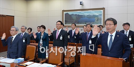 [포토]증인선서하는 류길재 장관