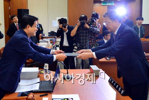 [포토]선서문 전달하는 임환수 국세청장