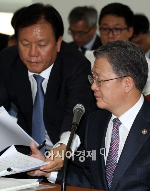 [포토]자료 살펴보는 임환수 국세청장