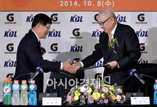 [포토]악수하는 KBL 김영기 총재와 롯데칠성음료 이재혁 대표이사