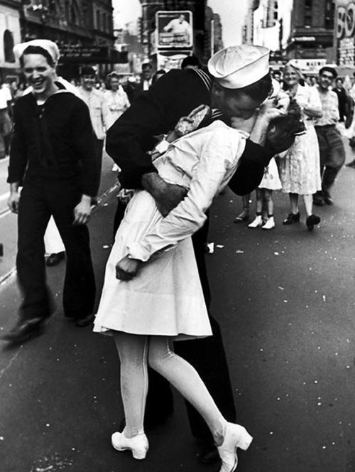 '수병의 키스'는…세기의 사진에 숨겨진 비밀 드러나 '충격'