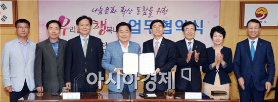 순천시는 우리은행(은행장 이순우)과 소액기부를 통한 나눔문화 확산에 뜻을 같이하고자 7일 조충훈 순천시장과 우리은행 이광구 개인고객본부 부행장이 시청 소회의실에서 나눔문화 확산 동참을 위한 협약식을 가졌다