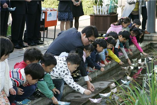 성동구, 구청 앞 생태연못에 희망의 배 띄워