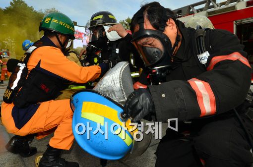 [포토]구조훈련 준비하는 소방대원들