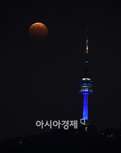 [포토]'N타워와 붉은 달'