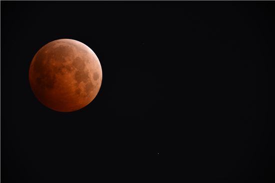개기월식 '절정의 순간' 포착…3년만에 찾아온 붉은 달 살펴보니
